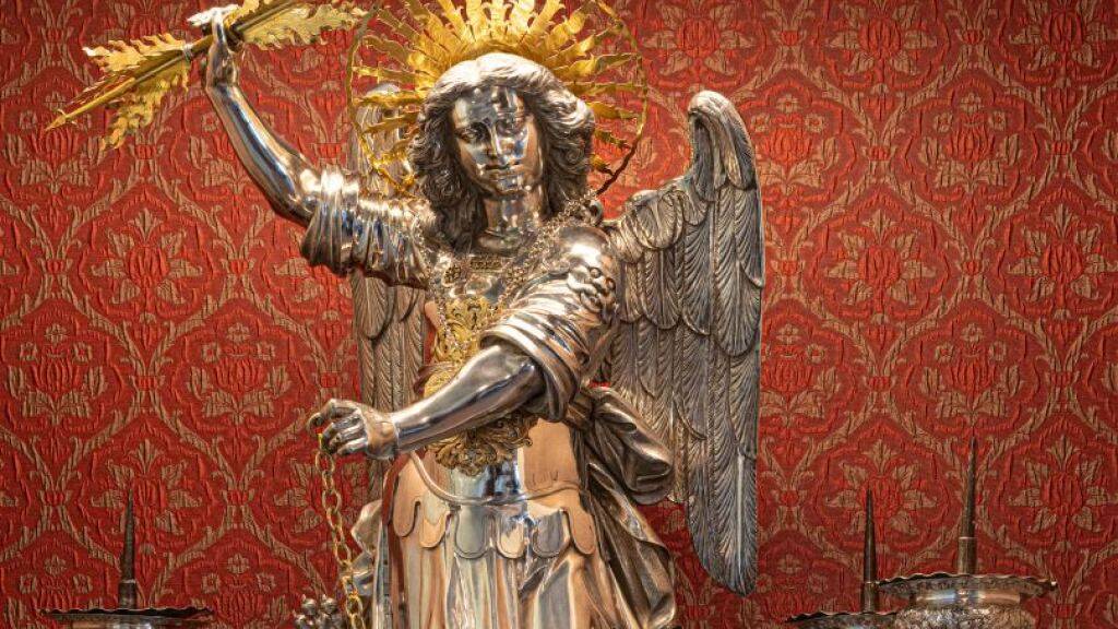 Das Prunkstück des Kirchenschatzes ist eine Silberstatue des heiligen Michael.