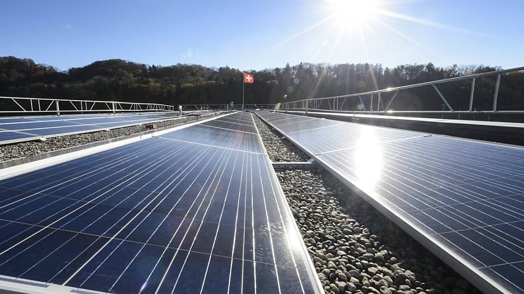 Laut dem Branchenverband Swissolar müssen mehr Dächer in der Schweiz mit Fotovoltaikanlagen ausgerüstet werden. (Archiv)