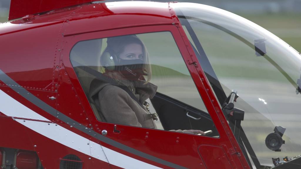 Jimy Hofer lehrt Michelle das Fliegen