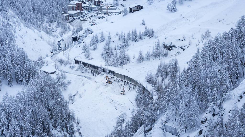 Bahnstrecke Täsch-Zermatt wegen Lawine unterbrochen
