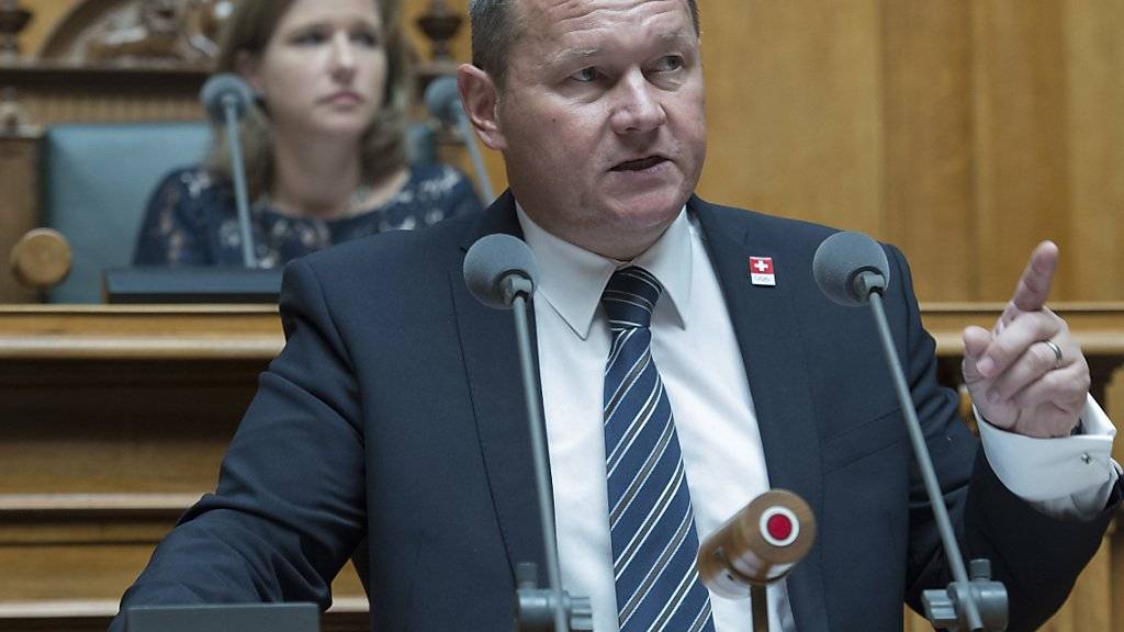 Der Nationalrat hat den Zürcher SVP-Politiker Jürg Stahl zum Präsidenten gewählt. Im Hintergrund seine Vorgängerin Christa Markwalder. (Archivbild)