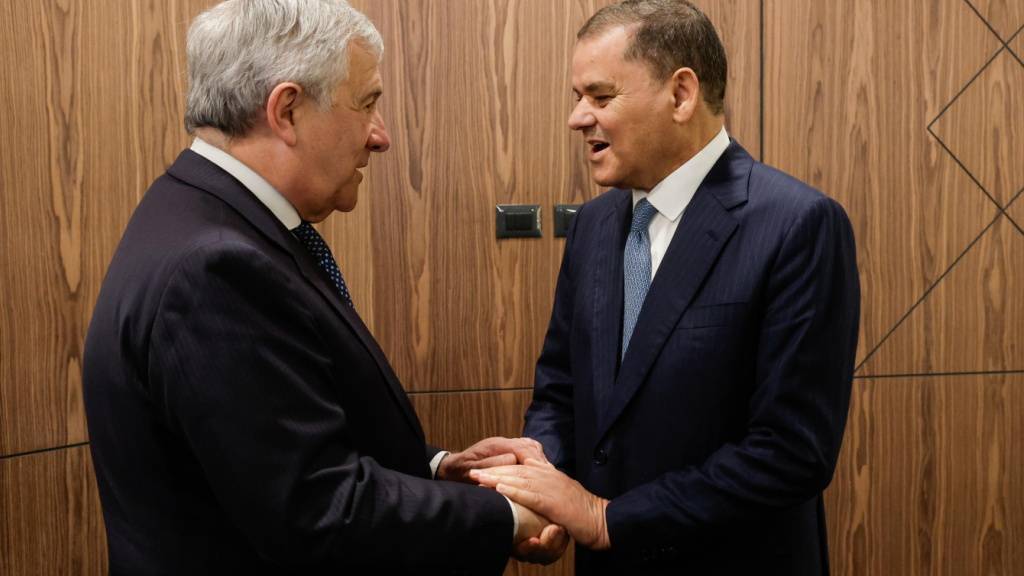 Der italienische Aussenminister Antonio Tajani (rechts) mit dem libyschen Ministerpräsidenten Abdul Hamid Dbeibeh währen der Unterzeichnung des strategischen Partnerschaftsabkommens für die Modernisierung des Hafens von Misrata.