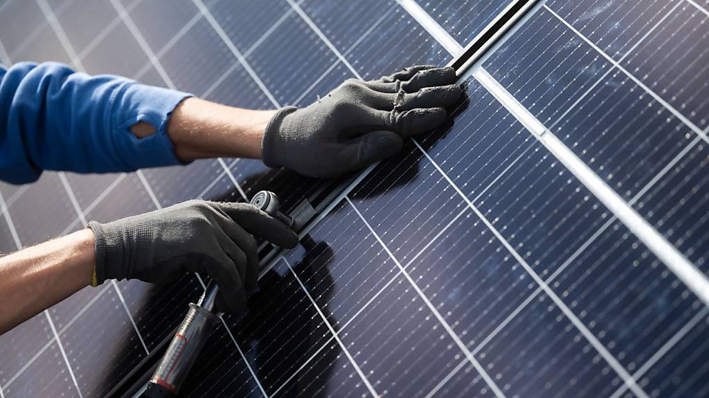 In Graubünden wird die Förderung von Photovoltaikanlagen auf Dächern oder an Fassaden von Wohngebäuden ausgebaut. (Symbolbild)