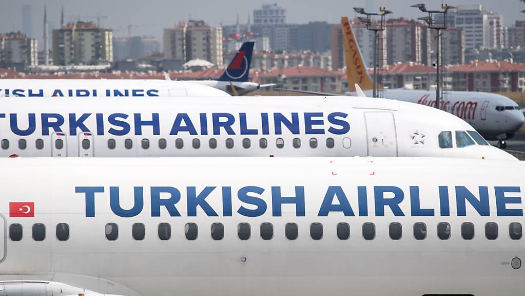 Flugzeuge der Fluglinie Turkish Airlines stehen auf dem Atatürk-Flughafen in Istanbul. Die Türkei lässt nach Sanktionsdrohungen der EU Staatsbürger mehrerer arabischer Länder nicht mehr von ihrem Staatsgebiet aus nach Belarus fliegen. Das teilte die zivile Luftfahrtbehörde der Türkei am Freitag mit.