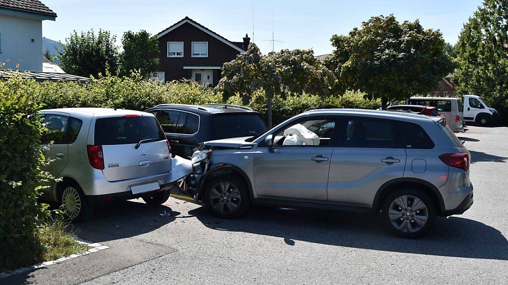Beim Ausparken rammte eine 90-Jährige mit ihren Wagen drei Autos und es entstand erheblicher Sachschaden.