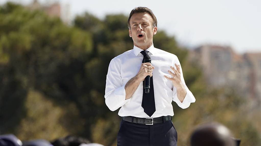 Emmanuel Macron, Präsident von Frankreich, der sich mit der zentrischen Partei «La Republique en Marche (LREM)» zur Wiederwahl stellt, spricht auf einer Wahlkampfveranstaltung. Macron hat bei einem Auftritt am Samstag einen stärkeren Fokus auf Klima- und Umweltschutzpolitik versprochen.