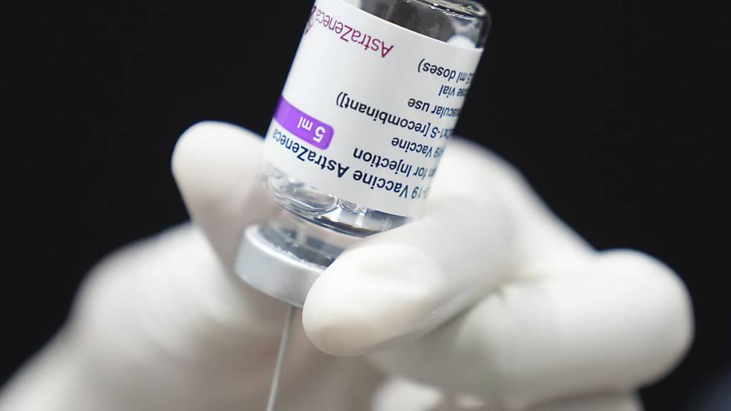 ARCHIV - Eine Dosis des Corona-Impfstoffs von AstraZeneca wird vorbereitet. Der Schutz des Astrazeneca-Impfstoffs vor Covid-19 wird bei einem längeren Abstand zwischen erster und zweiter Dosis laut einer aktuellen Studie der Universität Oxford nicht beeinträchtig. Foto: Sakchai Lalit/AP/dpa