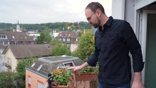 TeleZüri-Moderator Roman Wasik zeigt seine Wall of Fame