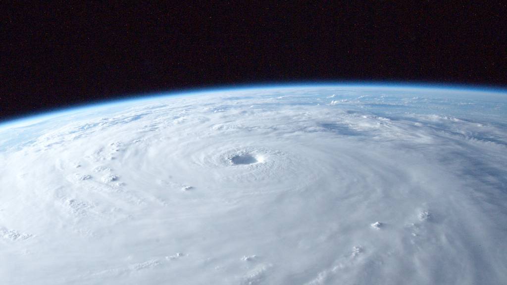 Mega-Taifun trifft auf Japans Küste 