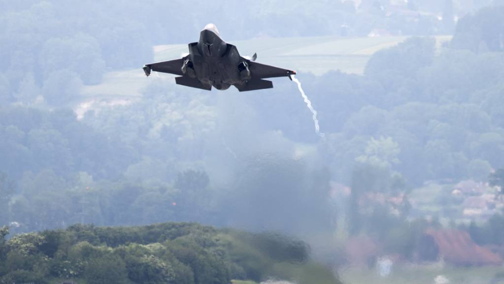 Eine Volksinitiative will verhindern, dass künftig US-amerikanische F-35-Kampfjets in der Schweiz abheben. (Archivbild)