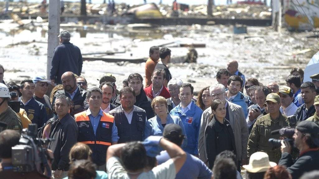 Notstand ausgerufen: Chiles Staatschefin Bachelet (M.) besucht die von Beben und Tsunami betroffene Region Coquimbo.