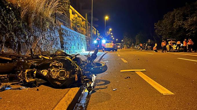 Auto knallt frontal in Töff – Motorradfahrer schwer verletzt