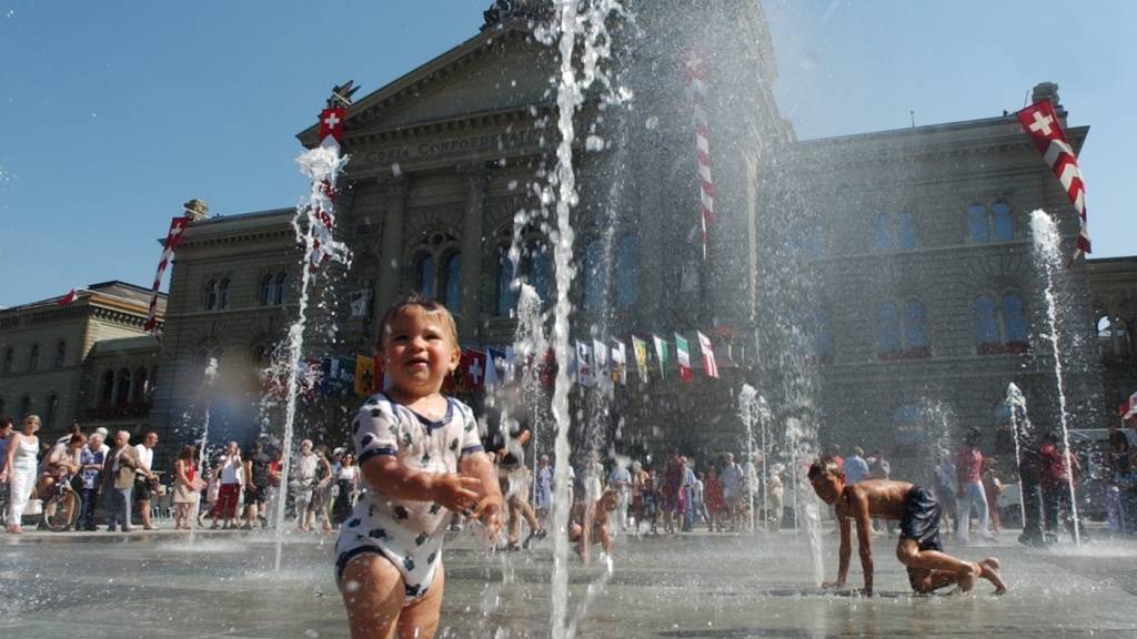 Seit 20 Jahren beliebt, besonders bei den Jüngsten: Das Wasserspiel auf dem Bundesplatz. (Archiv)