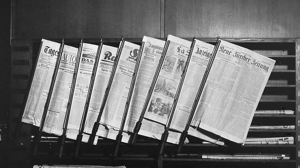 Bei der Pressefreiheit liegt die Schweiz 2023 auf Platz 12: Historische Zeitungsablage in einem Lesesaal 1937. (Archivbild)