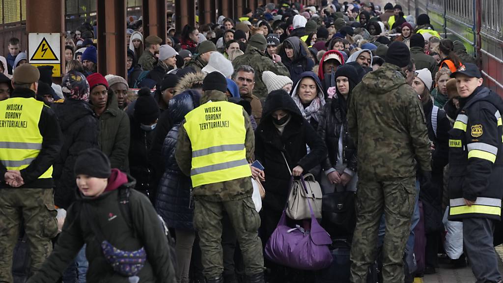 Flüchtlinge aus der Ukraine erreichen den Bahnhof von Przemysl. Wegen des russischen Angriffs auf die Ukraine sind nach Angaben des UN-Flüchtlingshilfswerks (UNHCR) etwa 368 000 Menschen auf der Flucht. Foto: Czarek Sokolowski/AP/dpa