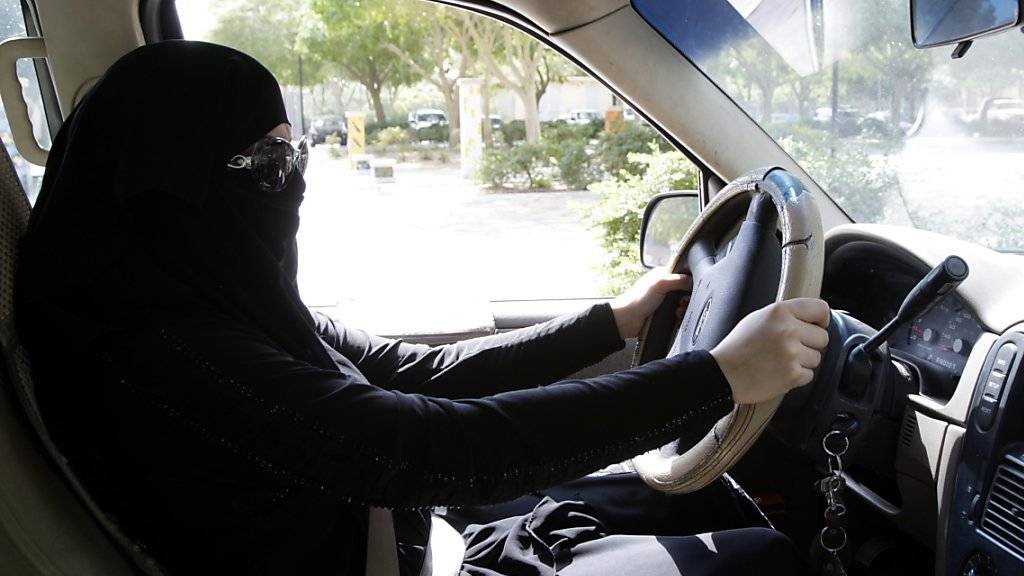 Das ging bislang nicht in Saudi-Arabien: Frauen hinterm Steuer. Nun hat der König das Landes den Frauen das Autofahren erlaubt. (Archiv)