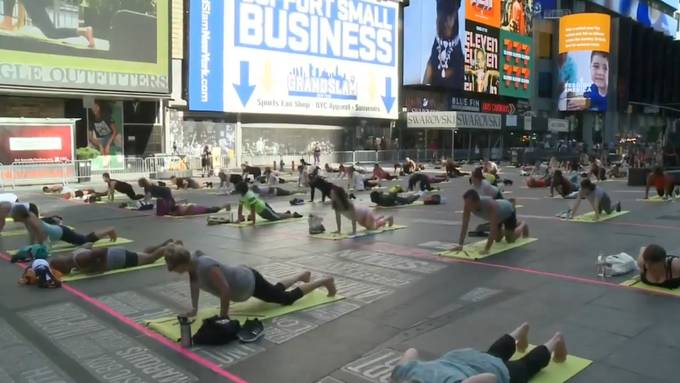 Auf dem Times Square wird wieder Yoga gemacht