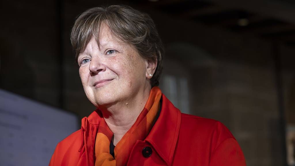 Die bisherige Mitte-Ständerätin Isabelle Chassot geht als grosse Favoritin in den zweiten Wahlgang der Ständeratswahlen in Freiburg am 12. November. Ihre Konkurrentinnen sind die ebenfalls bisherige Amtsinhaberin Johanna Gapany (FDP) und die SP-Politikerin Alizée Rey.