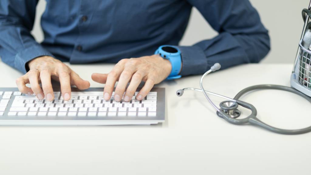 Jede Stunde Bürokratie fehlt bei der Behandlung von Patientinnen und Patienten. Die «Papiertiger»-Initiative will die unnötige Administration nun sichtbar machen. (Archivbild)