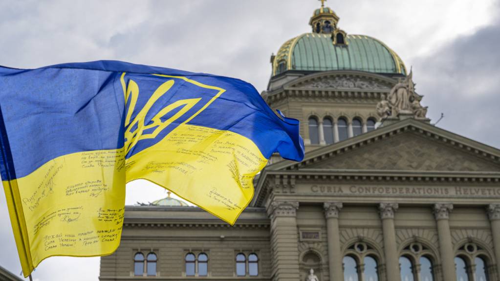 Eine ukrainische Fahne weht auf dem Bundesplatz in Bern, aufgenommen anlässlich einer Kundgebung im Februar.