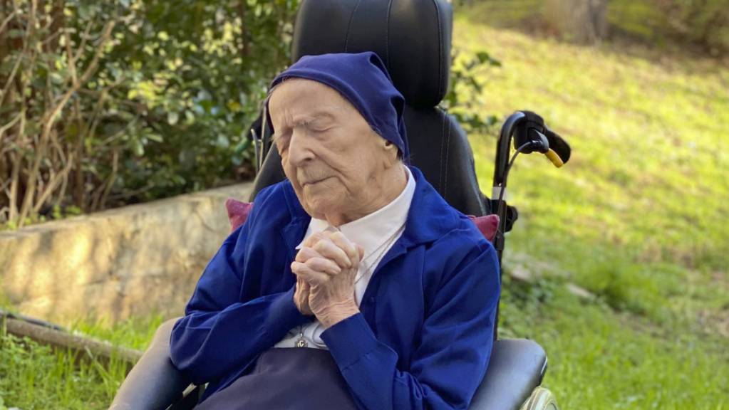 Dieses vom Pflegeheim Sainte-Catherine Laboure zur Verfügung gestellte Foto zeigt Schwester Andre (Geburtsname Lucile Randon). Mit 117 Jahren führt sie die Liste der ältesten Frauen Europas an – und hat gerade erst eine Infektion mit dem Coronavirus überstanden.