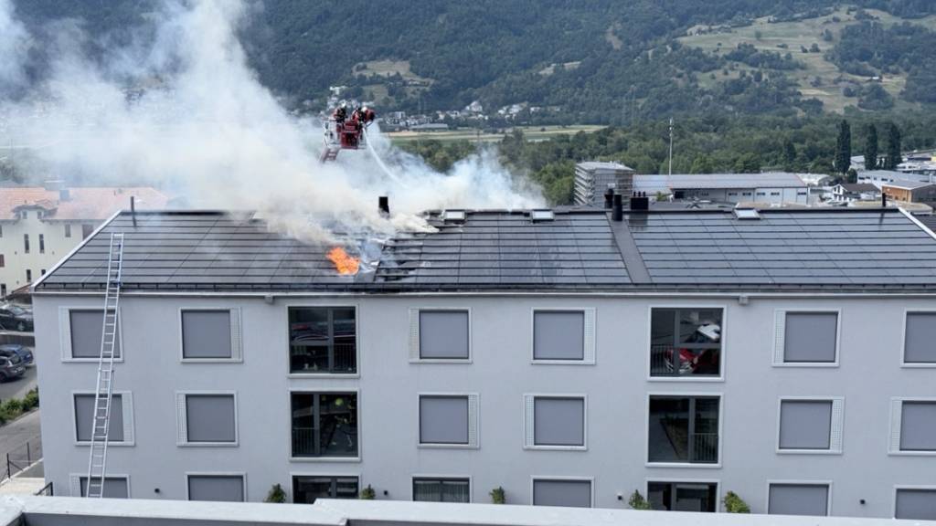 So brannte es am Samstagnachmittag auf dem Dach des Mehrfamilienhauses in Zizers GR.