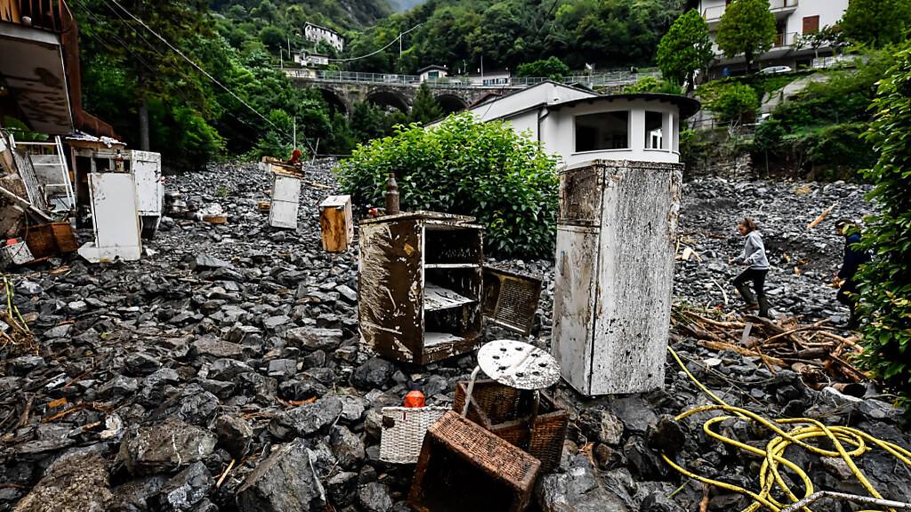 dpatopbilder - Geröll und Schlamm liegen nach einem Erdrutsch auf den Straßen. Unwetter mit starkem Regen haben in Norditalien mehrere Bewohner einer Ortschaft von der Außenwelt abgeschnitten. Foto: Claudio Furlan/LaPresse via ZUMA Press/dpa