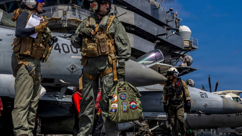 HANDOUT - Dieses vom US-Militär veröffentlichte Foto zeigt Kapitän Daniel Keeler, den Kommandanten des nuklearbetriebenen Flugzeugträgers USS Abraham Lincoln vom Nimitz-Typ. Foto: Seaman Daniel Kimmelman/US Navy/AP/dpa - ACHTUNG: Nur zur redaktionellen Verwendung und nur mit vollständiger Nennung des vorstehenden Credits
