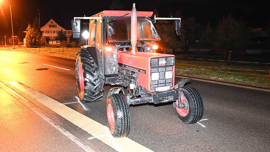 Mit diesem Traktor wollten zwei Jugendliche in Muolen SG auf eine Spritztour. Allerdings kamen sie nicht weit.