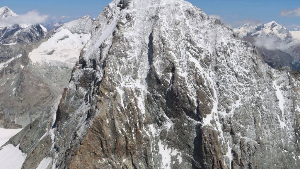 An der Dent Blanche kam es am Sonntag zu einem Bergunfall. Eine Bergsteigerin überlebte den Absturz nicht. Ein weiterer Alpinist wurde vermisst.