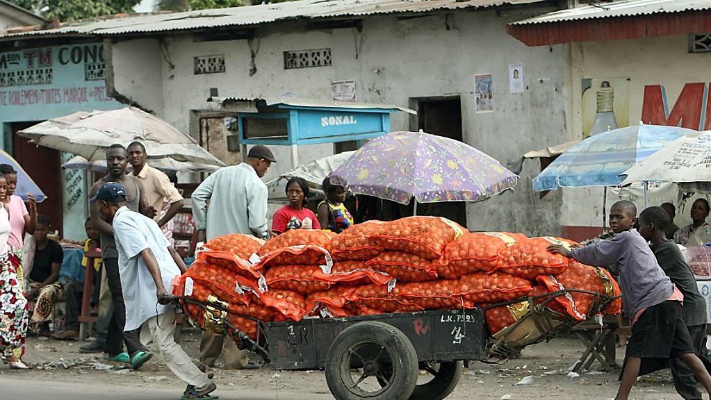 In Kinshasa (Kongo) werden Kartoffelsäcke transportiert. Um den Einfluss der EU in der Welt auszubauen, sind massive Investitionen in die Infrastruktur von Schwellen- und Entwicklungsländern vorgesehen. Das geht aus einem Projektentwurf der EU-Kommission von Ursula von der Leyen hervor.