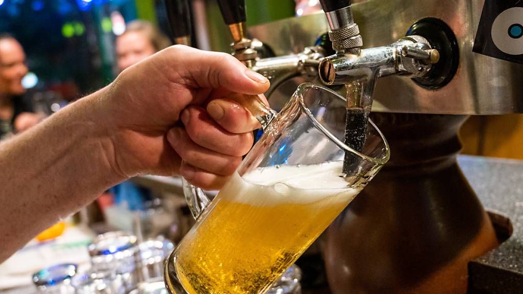 Die Schweizer Brauereien haben wegen der Coronapandemie grosse Mühe, die Biertrinker bei der Stange zu halten. Die Schliessung von Restaurants und die Absage von Festen schlägt auf den Absatz durch. (Symbolbild)