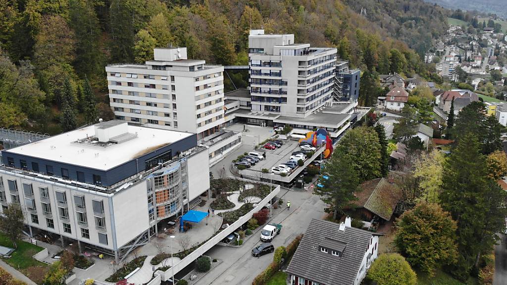 Die Hotel- und Privatklinikgruppe Aevis Victoria hat 2023 wie angekündigt rote Zahlen geschrieben. Mit einem Minus von knapp 42 Millionen Franken fiel das Ergebnis im Rahmen der bereits vor einer Woche kommunizierten Spanne aus. (Archivbild)