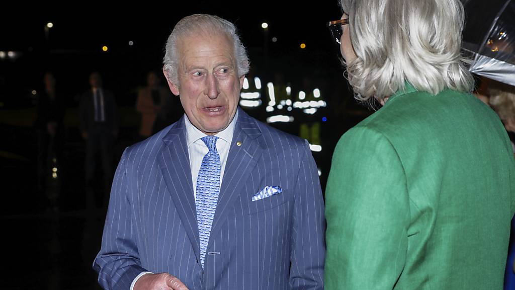 Der britische König Charles III. gestikuliert bei seiner Ankunft in Sydney zu Beginn einer fünftägigen Australienreise im Gespräch mit Sam Mostyn, Generalgouverneurin von Australien. Foto: Brook Mitchell/Getty POOL/AP/dpa