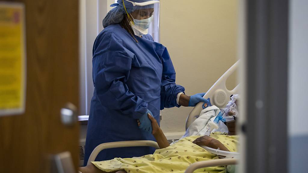 Eine Krankenschwester in einem Spital in Chicago am Bett einer Covid-19-Patientin. Ein Drittel der weltweit bestätigten Fälle wurden in den USA registriert. 65'000 Menschen sind am Virus gestorben. (Archivbild)