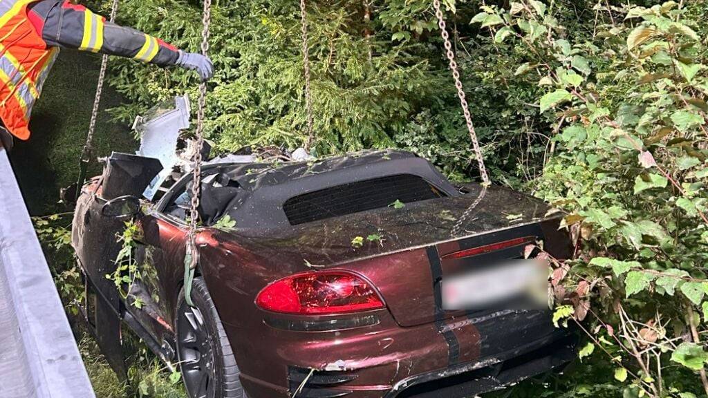 Nach einem Unfall am Sonntagabend wurde ein Auto aus dem Gnipenbach bei Goldau SZ geborgen. Der Lenker konnte den Wagen zuvor selbstständig verlassen.