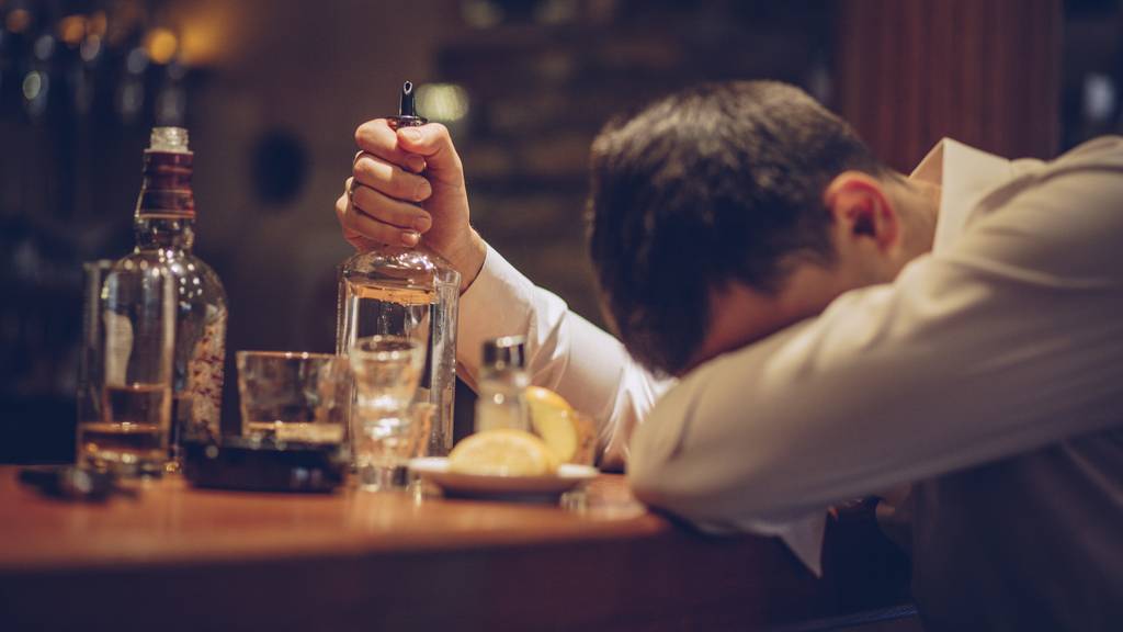Der Kanton Zug will das Alkoholausschank-Verbot an Betrunkene aufheben.