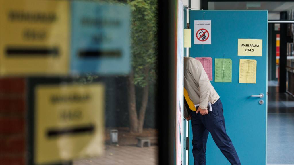 Bielefelds Sozialdezernent Ingo Nürnberger (SPD) blickt in einen Wahlraum in der Realschule Brackwede bei den Kommunalwahlen in Nordrhein-Westfalen. In NRW finden am Sonntag Kommunalwahlen statt. Foto: Friso Gentsch/dpa