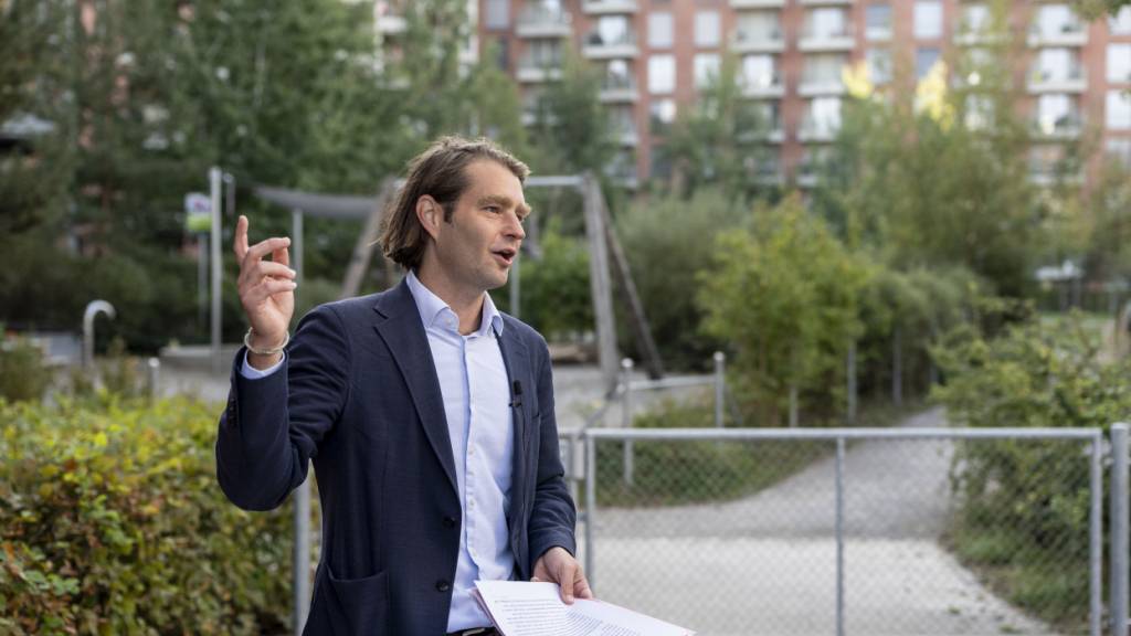 Der neue Stadtzürcher Hochbauvorsteher Tobias Langenegger (SP) vor einem begrünten Innenhof einer Genossenschaft in Altstetten. Für ihn ein gutes Beispiel für seine wichtigen Themen günstiger Wohnraum und mehr Grünraum.