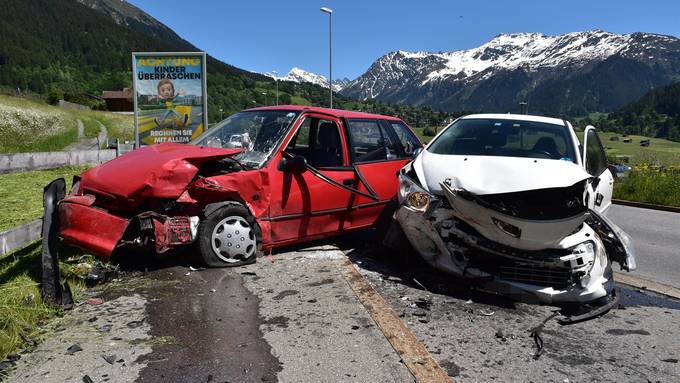 Drei Autos mit Totalschaden