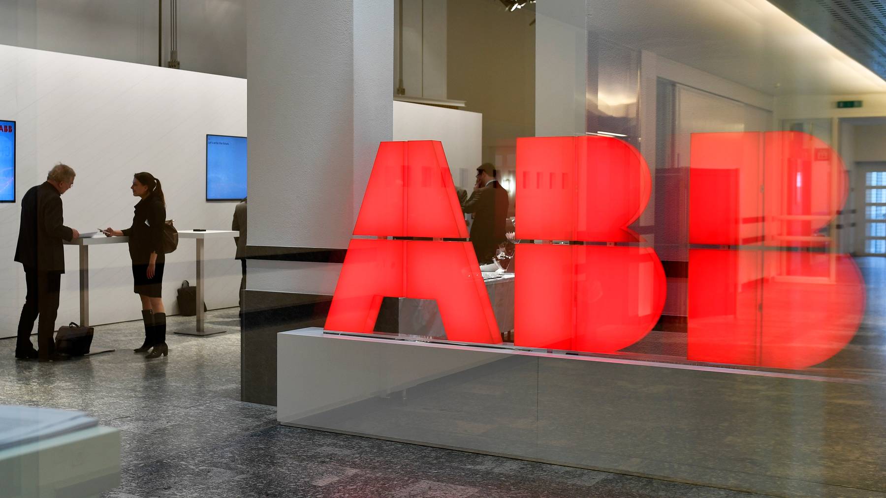 Der Schweizer Technologiekonzern ABB hat den grössten Teil seiner Stromnetzsparte definitiv an den japanischen Konzern Hitachi verkauft.