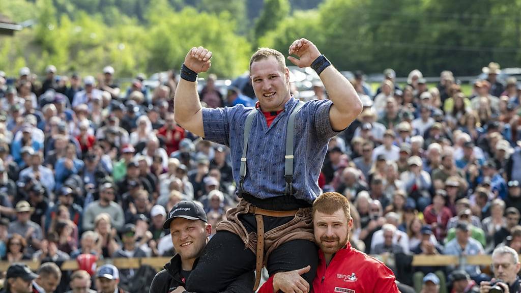 Joel Wicki lässt sich in Lungern als Festsieger feiern