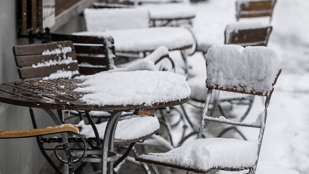 Eine Kaltfront hat die Schneefallgrenze in der Schweiz in der Nacht auf Freitag unter 2000 Meter über Meer sinken lassen. (Archivbild)