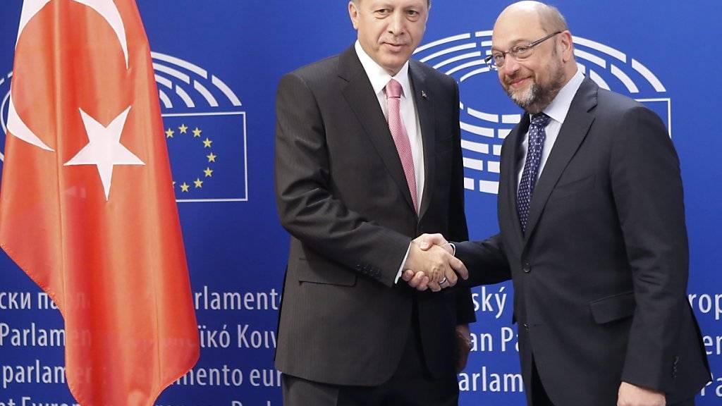 Der türkische Präsident Erdogan beim Handschlag mit EU-Parlamentspräsident Martin Schulz (rechts) im Oktober 2015. (Archivbild)