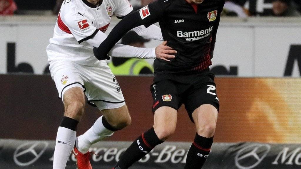 Stuttgarts Marcin Kaminski versucht Leverkusens Mai Havertz mit Händen und Füssen zurückzuhalten