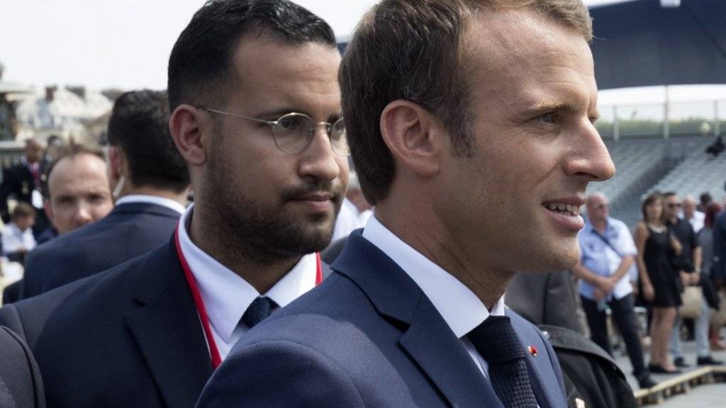 Sicherheitsmann Alexandre Benalla (links) hinter Präsident Emmanuel Macron während der Feierlichkeiten zum 14. Juli 2018 in Paris.
