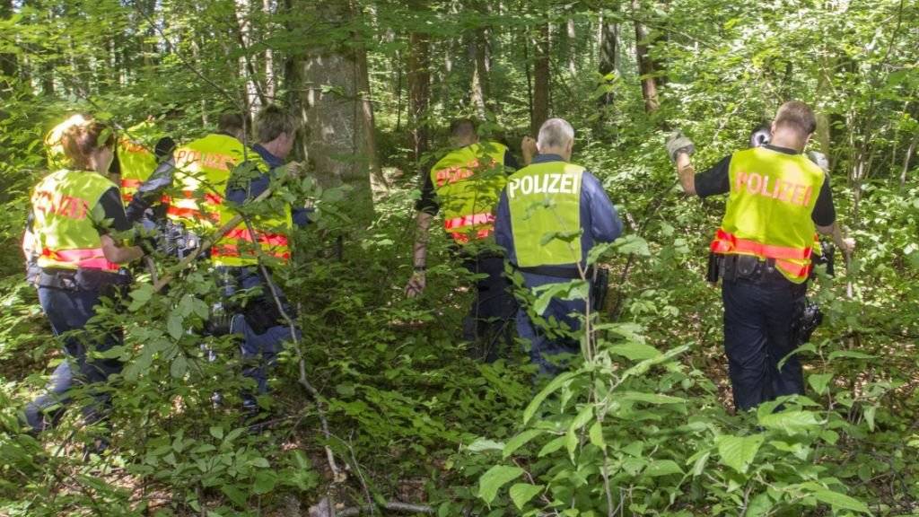 Einsatzkräfte der Thurgauer Kantonspolizei durchsuchen das Waldstück in Pulvershaus bei Erlen TG, in dem eine männliche Leiche gefunden wurde (Bild: Kantonspolizei Thurgau)