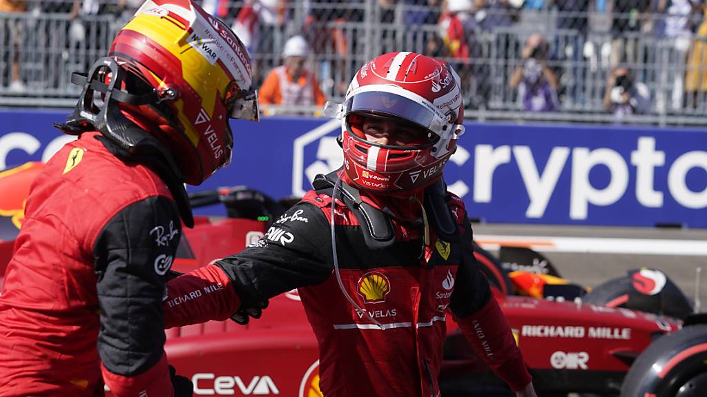 Frontreihe in Rot: Pole-Mann Charles Leclerc (rechts) nimmt die Gratulationen seines Ferrari-Teamkollegen Carlos Sainz entgegen