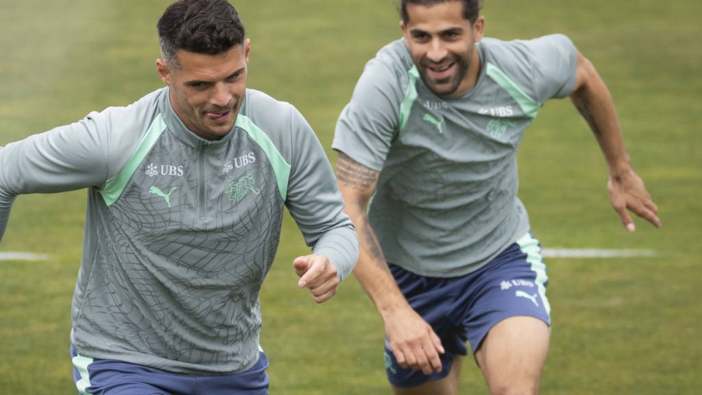 Ricardo Rodriguez (rechts) liegt bei der Gesamtzahl der Länderspiele knapp hinter Granit Xhaka