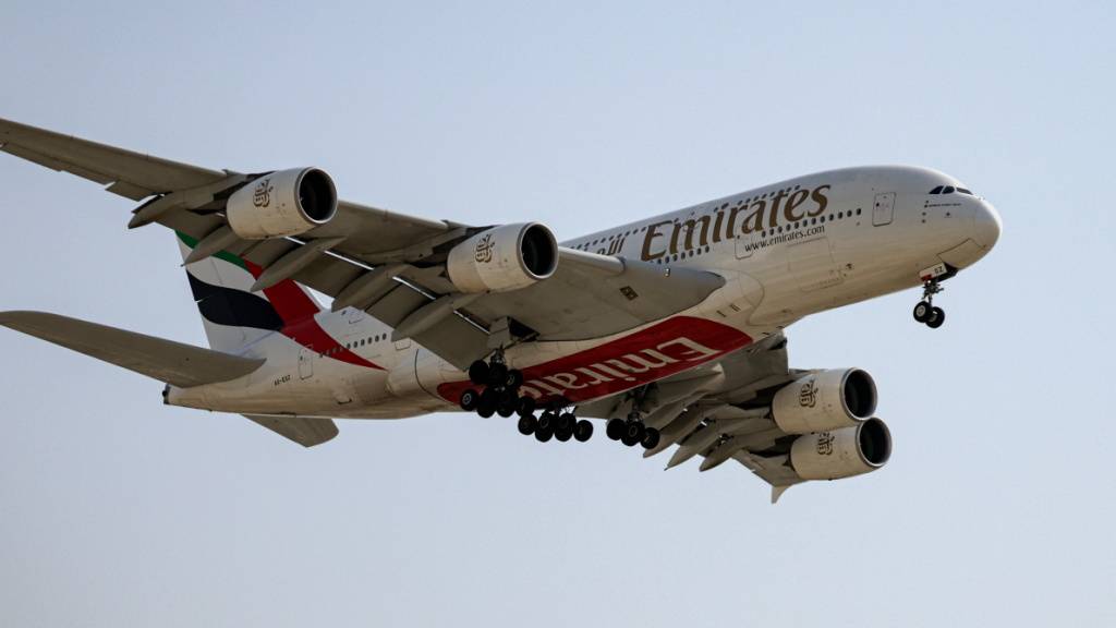 Wegen verdächtiger Risse in wichtigen Flügelbauteilen müssen einige Passagierjets vom Typ Airbus A380 am Boden bleiben. Betroffen sind 15 Grossraum-Flugzeuge der Gesellschaft Emirates und ein Jet der australischen Qantas. (Archivbild)